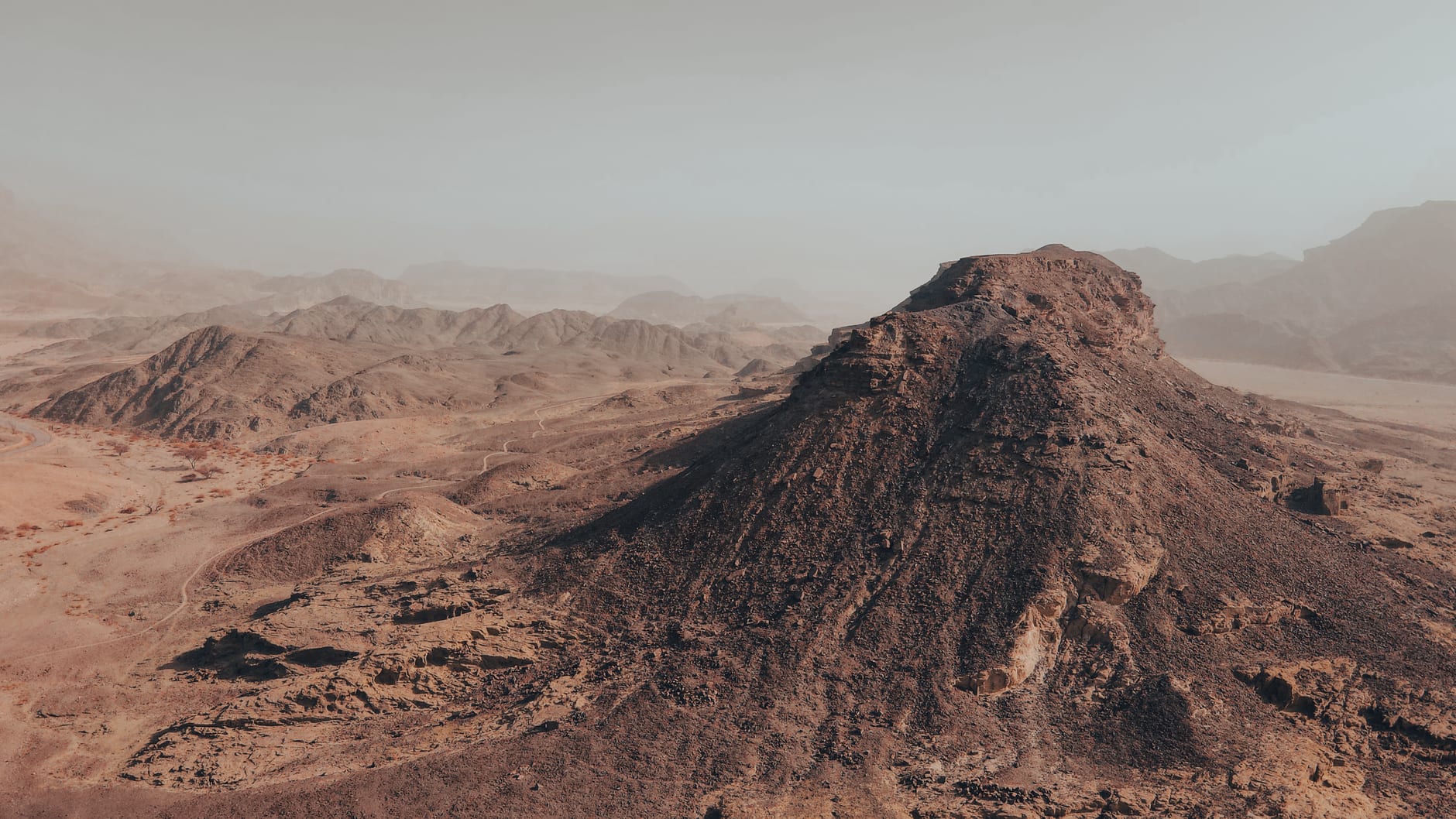 Des hommes Toubou dans un campement désertique dans les contreforts du Tibesti, des verres de thé disposés sur un plateau au premier plan