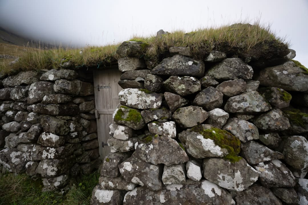 Entrada del pasillo de piedra que lleva a la cámara funeraria de La Hougue Bie