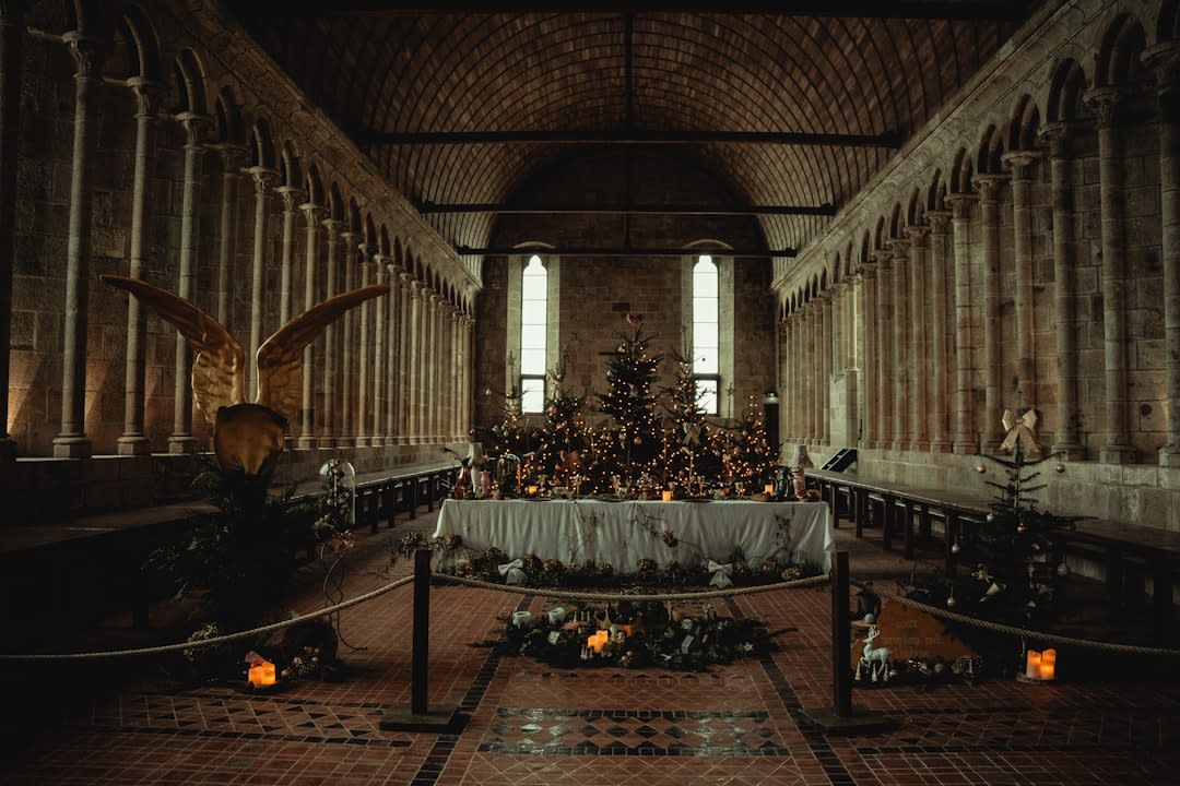 Interior de la capilla medieval en la cima del montículo de La Hougue Bie