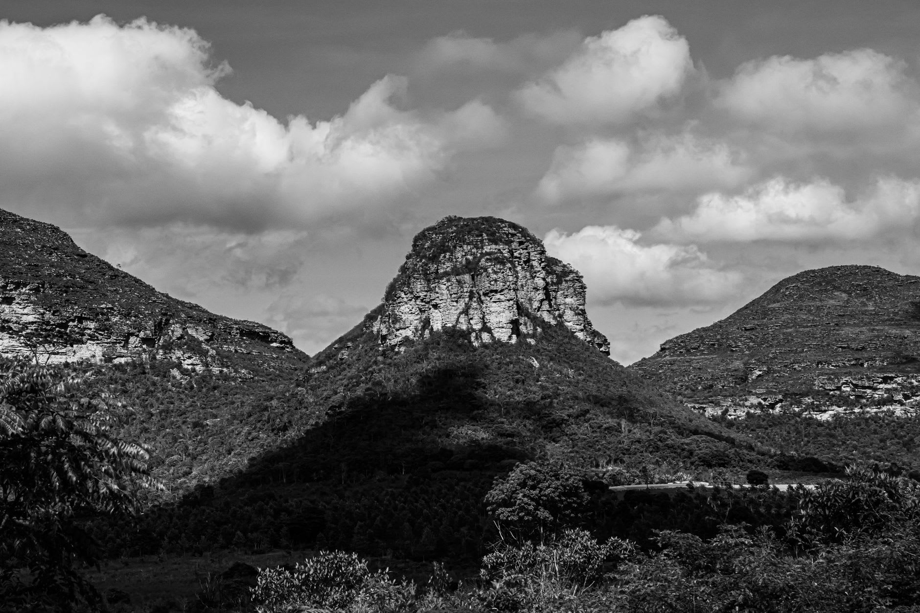 Le cimetière insolite de Mucugê avec ses stèles funéraires verticales blanchies à la chaux dominant la vallée et les plateaux lointains