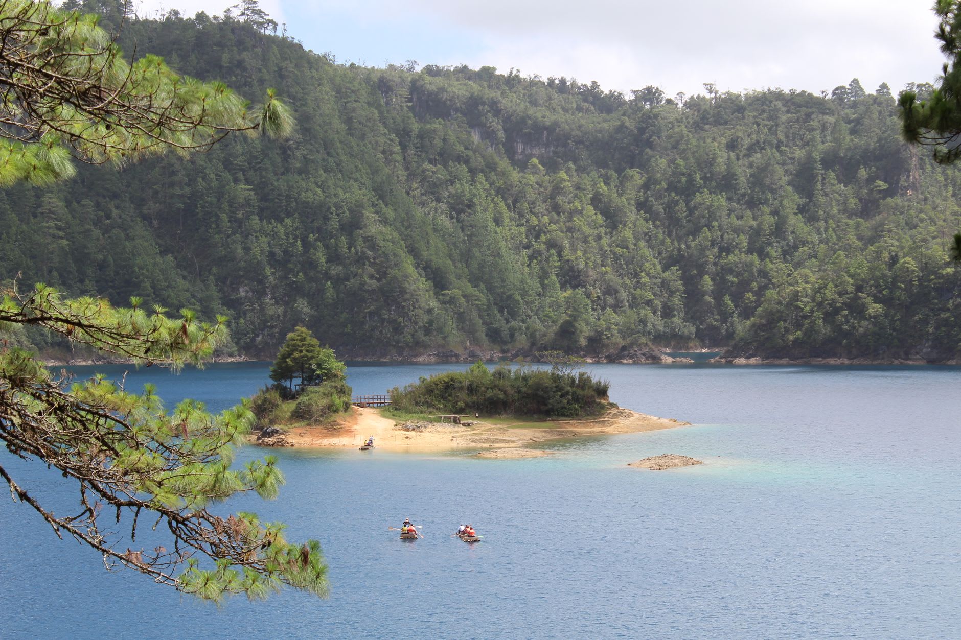 Lago Tziscao con su extraordinaria superficie azul profundo cerca de la frontera guatemalteca, enmarcado por pinos