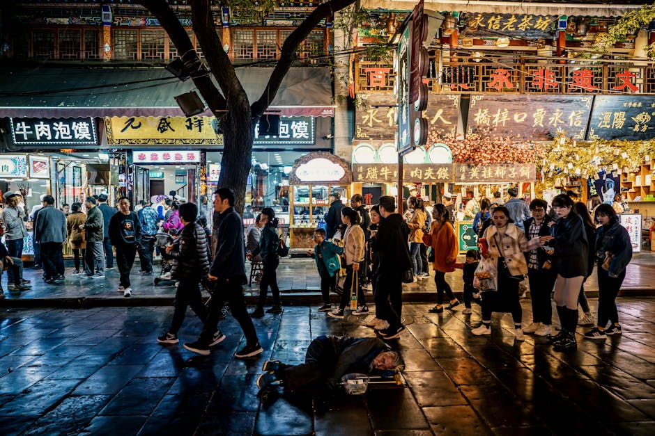 Street food vendors and crowds in Xi'an's Muslim Quarter