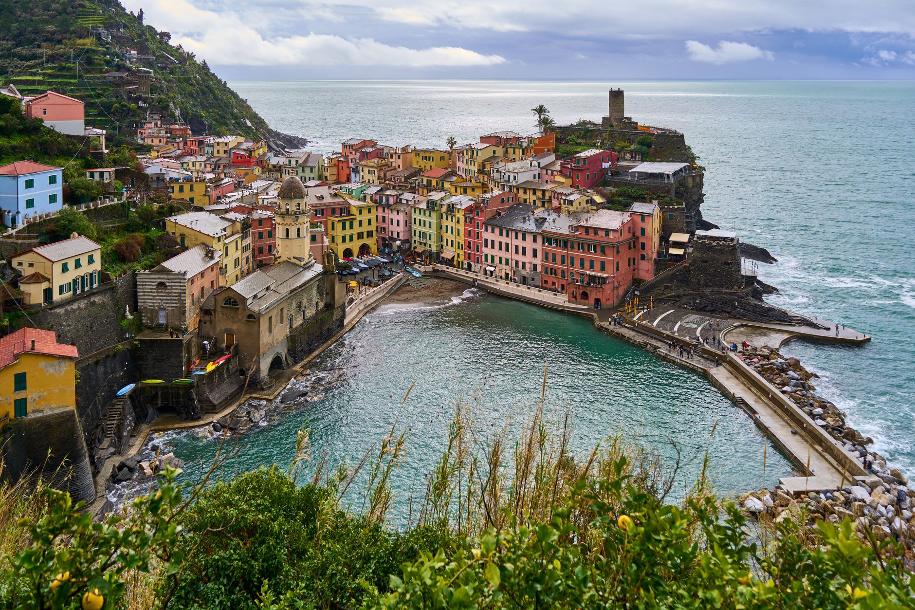 Vue depuis le Château Doria de Vernazza sur les toits jusqu'au port au crépuscule