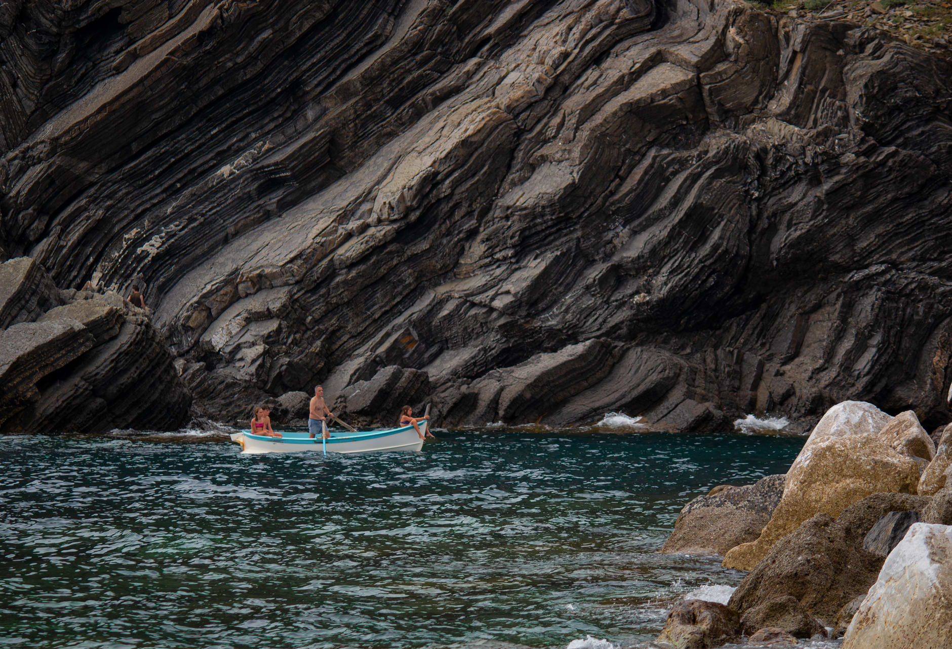 Le cellier coopératif des Cinque Terre à Volastra pendant la récolte d'octobre, paniers de raisins récoltés à l'extérieur
