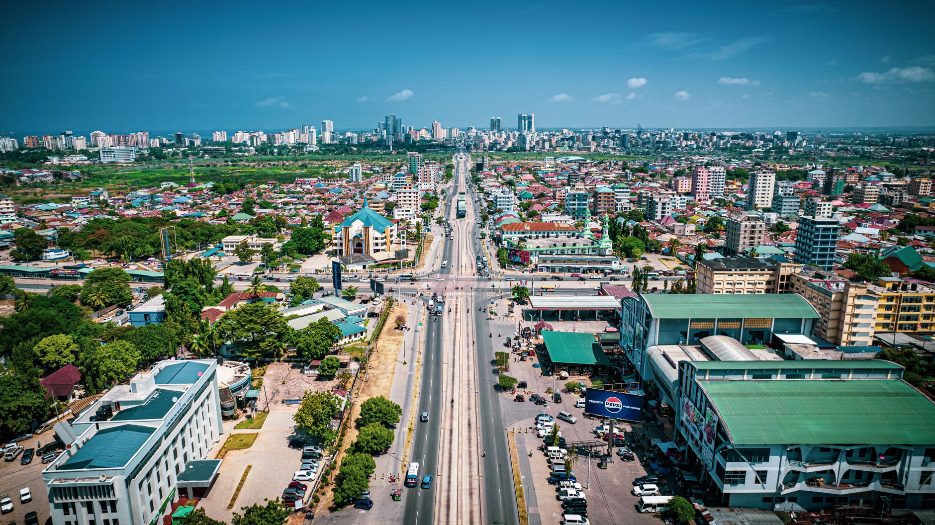 Vista a lo largo del río Congo desde la Corniche de Brazzaville a la hora dorada