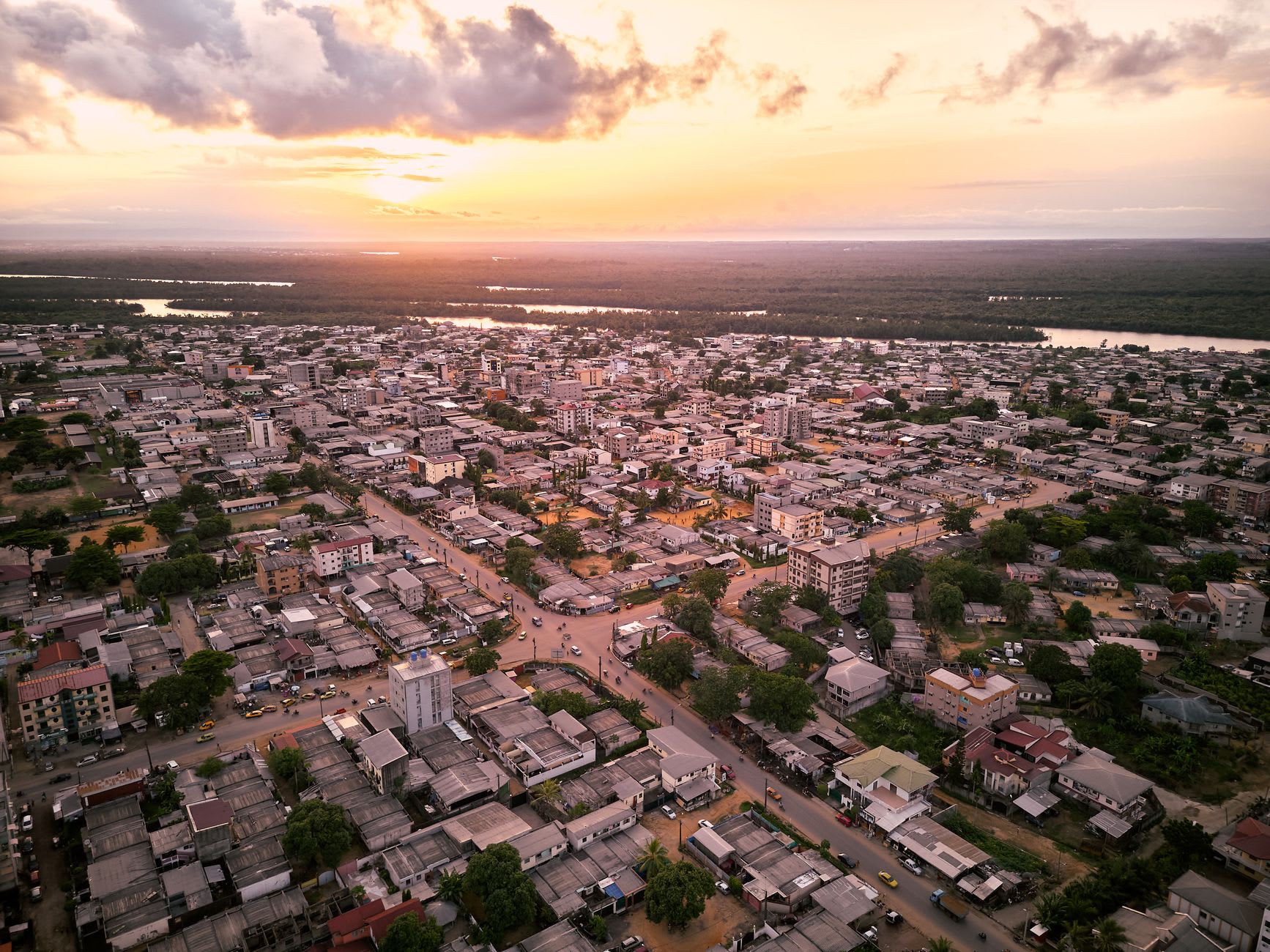 Capitaine asado con plátanos en un puesto callejero al aire libre en Brazzaville
