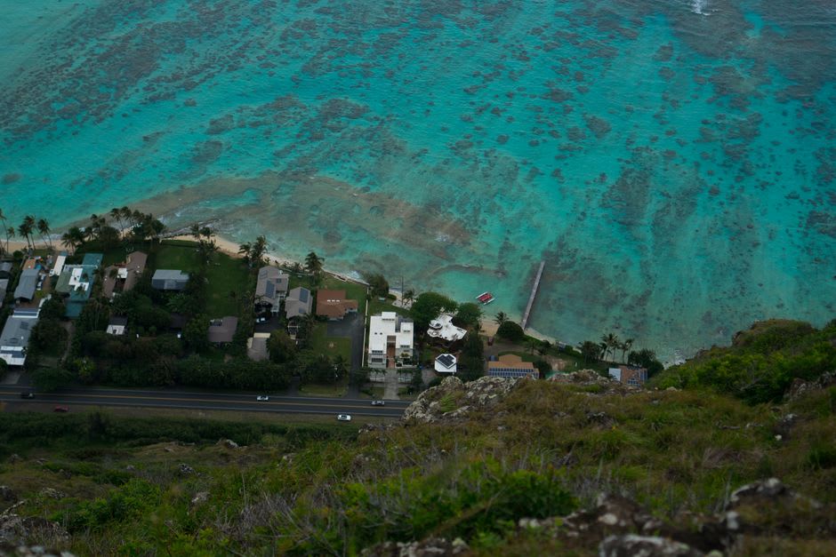 Vue panoramique sur le lagon et le récif de Rarotonga depuis la crête au-dessus de Highland Paradise
