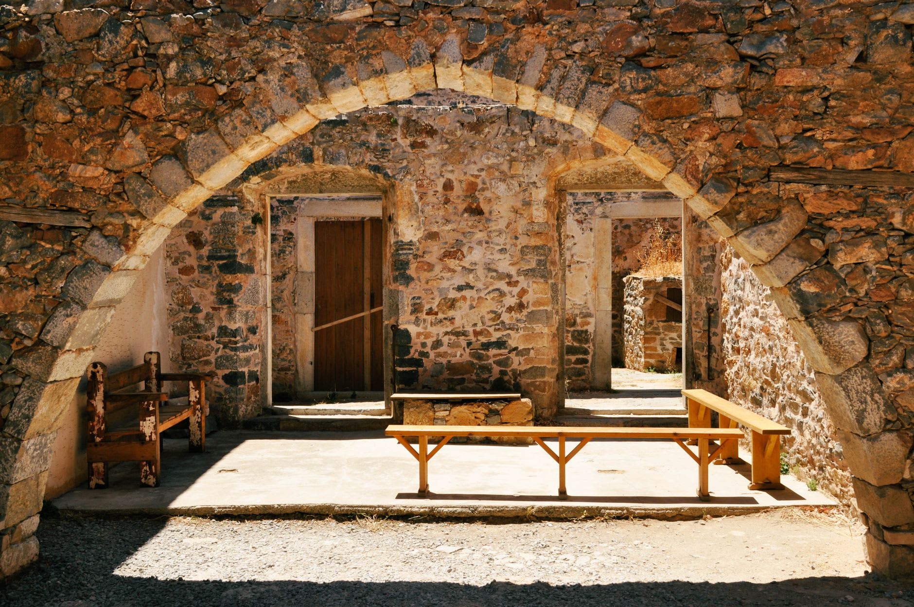 Église byzantine ornée de fresques dans un petit village de la vallée d'Amari, entourée d'oliviers avec les pentes montagneuses en toile de fond