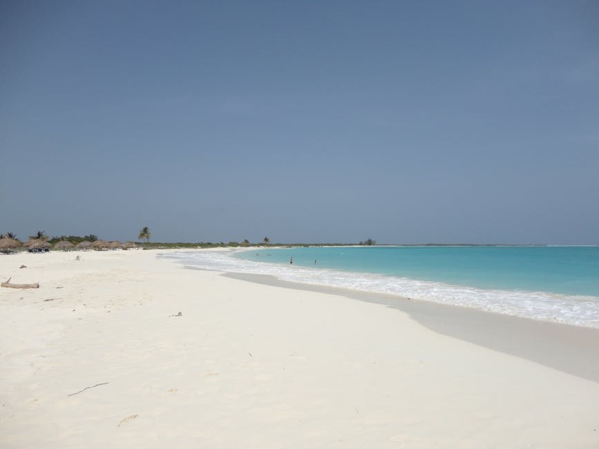 Turquoise water and white sand along a Cuban cayo beach