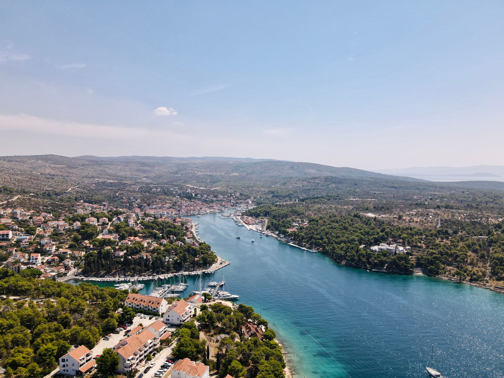 Les rues en arête de poisson de la vieille ville de Korčula entre maisons de pierre, les ombres de l'après-midi découpant des angles nets sur le pavé