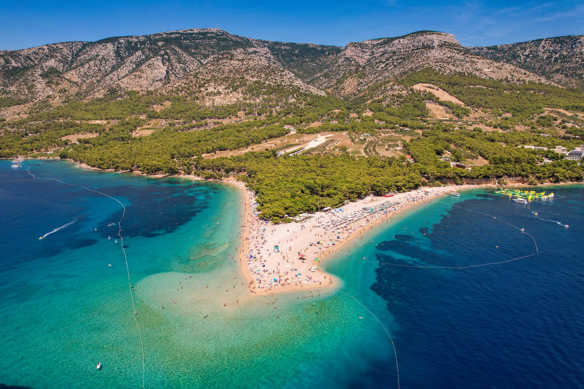 La Voie lactée visible au-dessus du flanc de colline sombre de Lastovo, la pollution lumineuse minimale de l'île rendant la bande complète d'étoiles visible