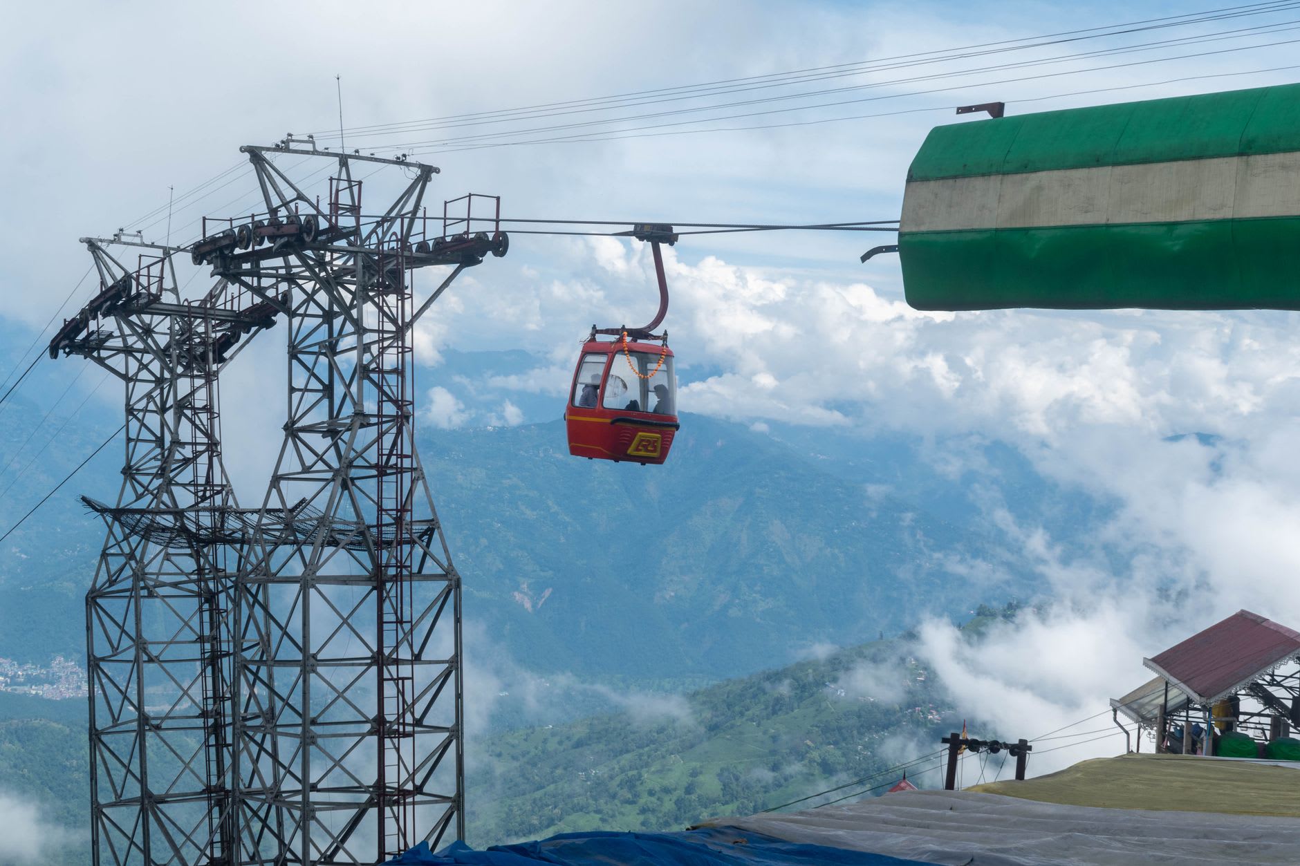 Le Darjeeling Himalayan Railway effectuant sa fameuse spirale à travers la boucle de Batasia avec des collines dans la brume au fond