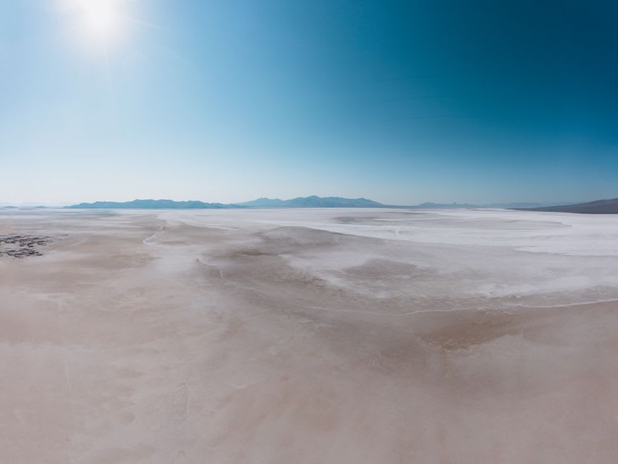 Une large vue de la plaine plate et délavée par le soleil qui entoure Bab edh-Dhra, l'ancien tertre s'élevant à peine au-dessus du désert environnant