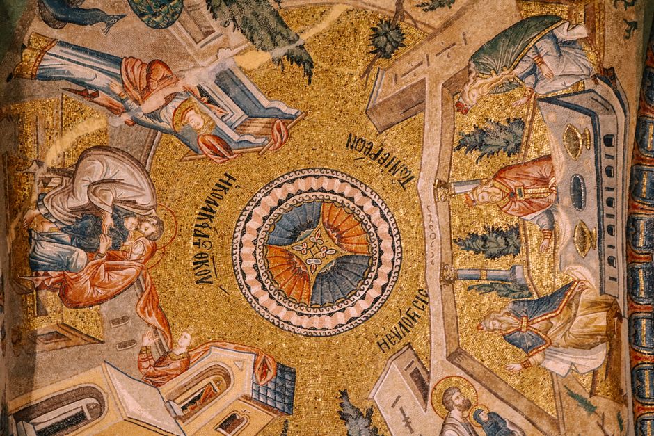 El suelo de mosaico de la iglesia bizantina en Deir Ain Abata, patrones geométricos en ocre y negro todavía visibles en la piedra
