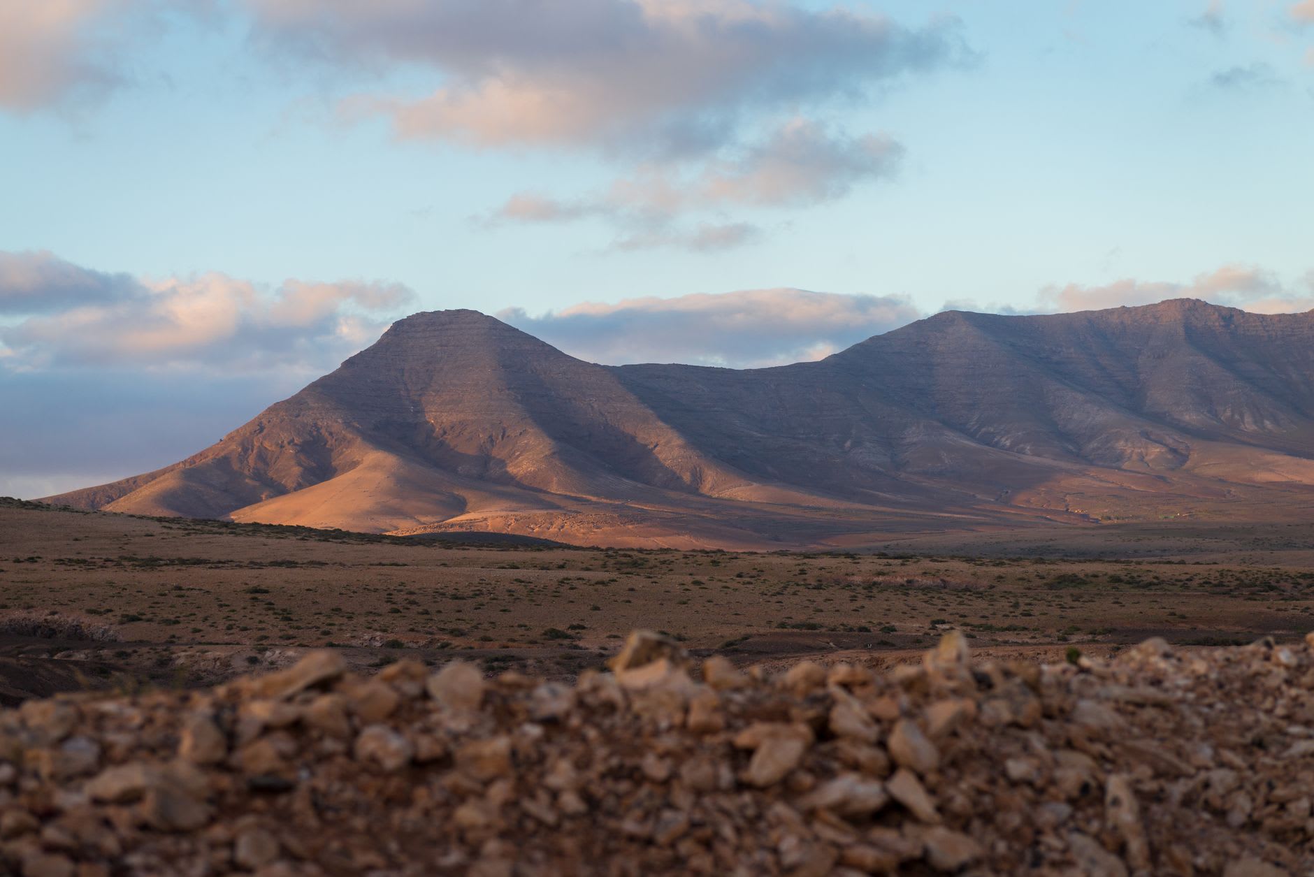 Los profundos barrancos de las montañas Goda, cortados en roca volcánica roja y negra, con higueras creciendo en el suelo protegido
