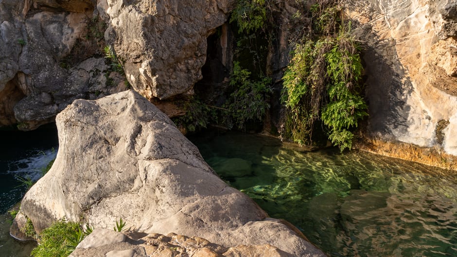 Bassins naturels de calcaire le long de la Rivière Layou où l'eau se fraie un chemin dans des chenaux lisses et sculptés
