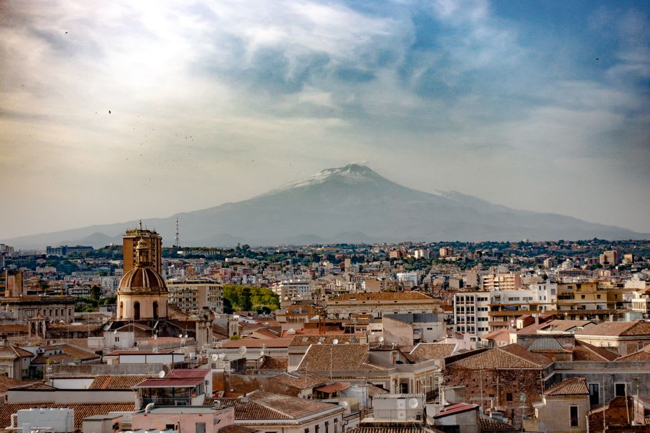 The Boquerón volcano visible above San Salvador's rooftops from a downtown street corner