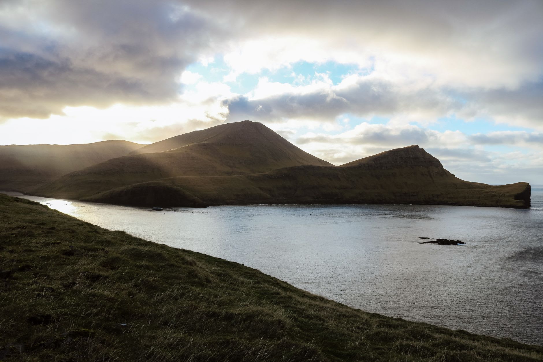 The Trælanípa cliff edge looking west over the open Atlantic from the Sørvágsvatn ridge