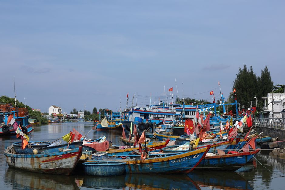 Un petit skiff en aluminium traversant le chenal depuis le port de Galoa vers l'île de Beqa, des embruns jaillissant de la proue
