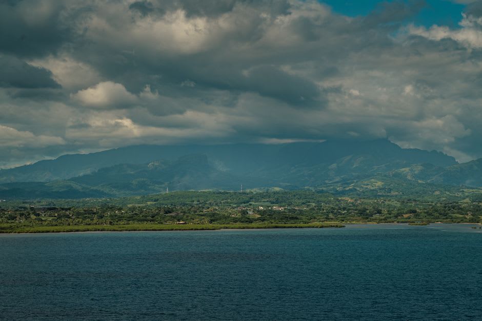 Terres agricoles et collines boisées le long de la haute vallée de Sigatoka, vues depuis la rivière