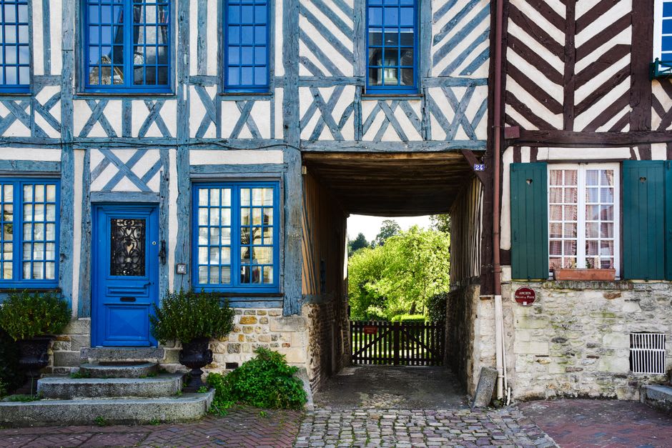 Stepped medieval streets of old Blois with half-timbered houses climbing the hillside toward the château