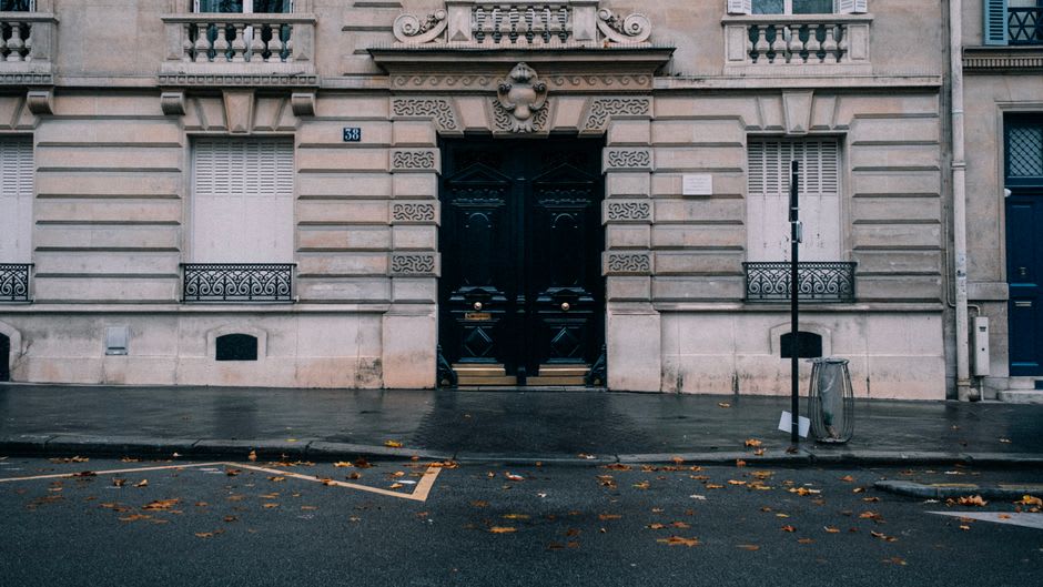 The discreet street-level entrance to the historic synagogue of Carpentras