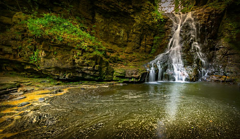 The Grand Saut waterfall of the Hérisson gorge dropping into a mossy plunge pool near Champagnole