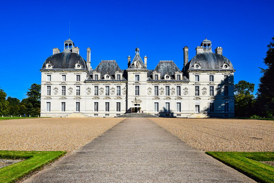 A display comparing an original Tintin comic panel of Marlinspike Hall to the real facade of Château de Cheverny