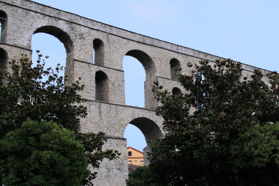 Roman aqueduct arches standing among modern streets on the edge of Fréjus