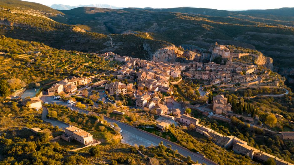 Steep cobbled lanes climbing through the medieval hilltop village of Vaison-la-Romaine toward the ruined castle