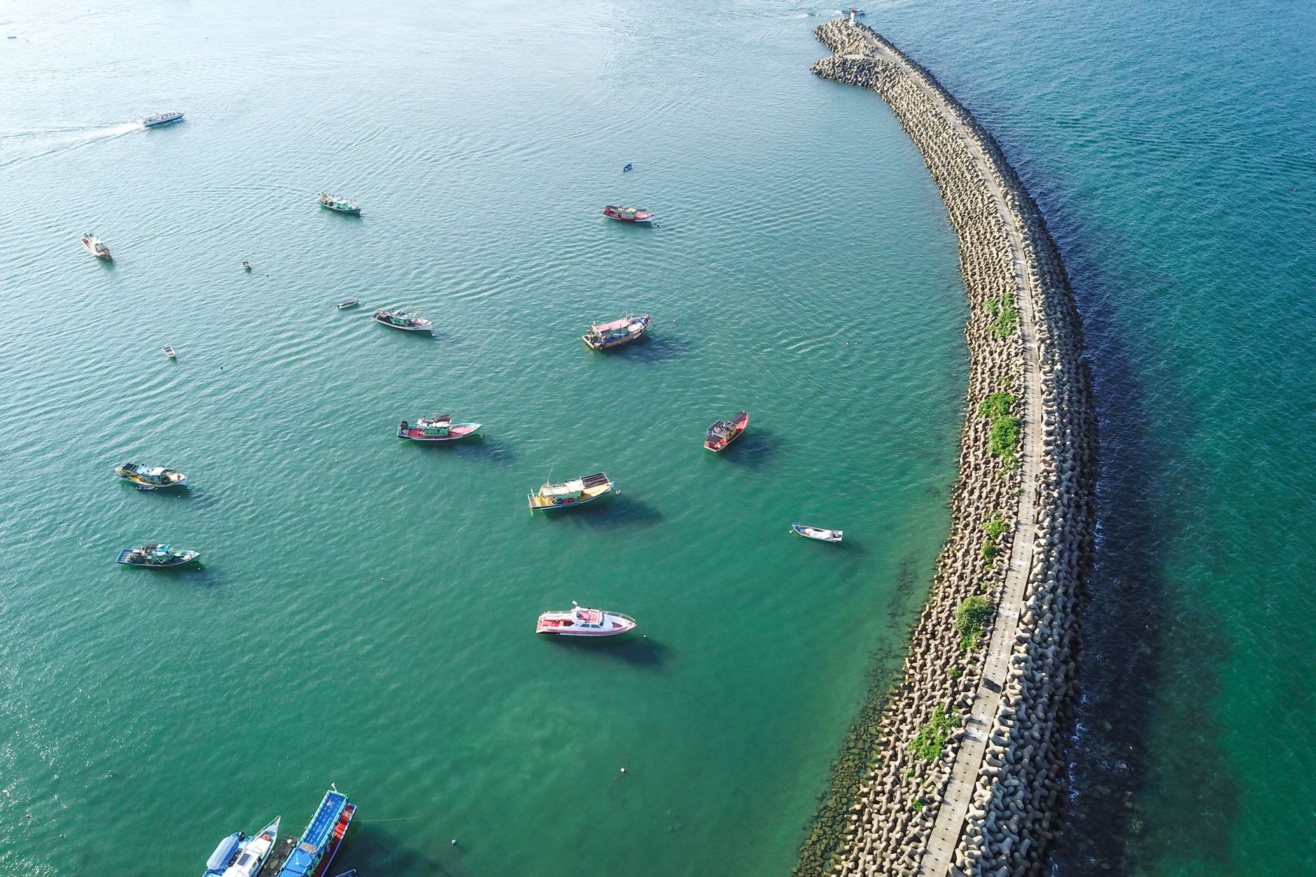 Familles et enfants sur la plage de Sogara à Port-Gentil en fin d'après-midi, le ressac atlantique derrière eux