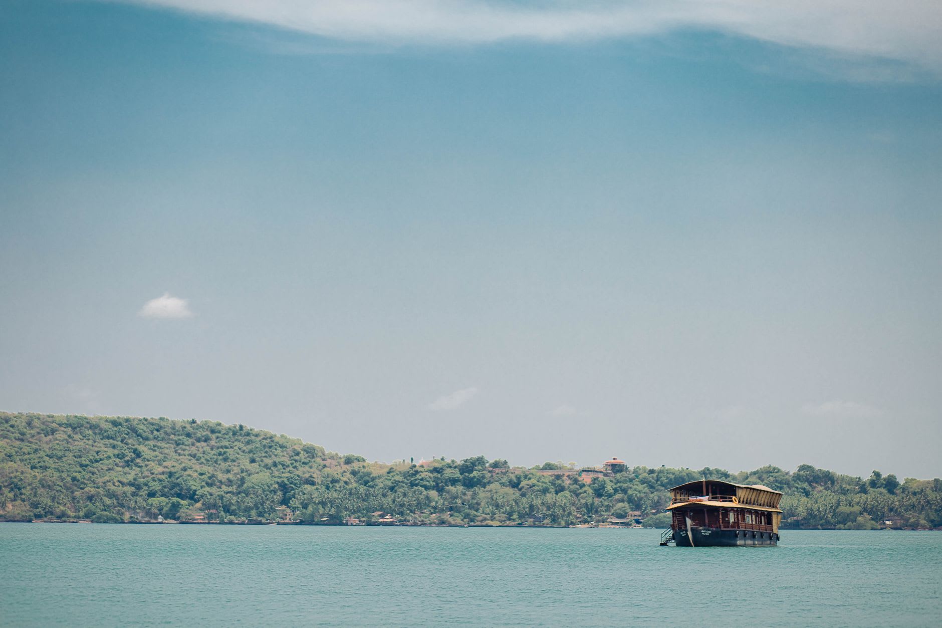 El ferry de pontón plano desde Old Goa transportando motos y pasajeros por el brazo estrecho del río Mandovi hacia la Isla de Divar
