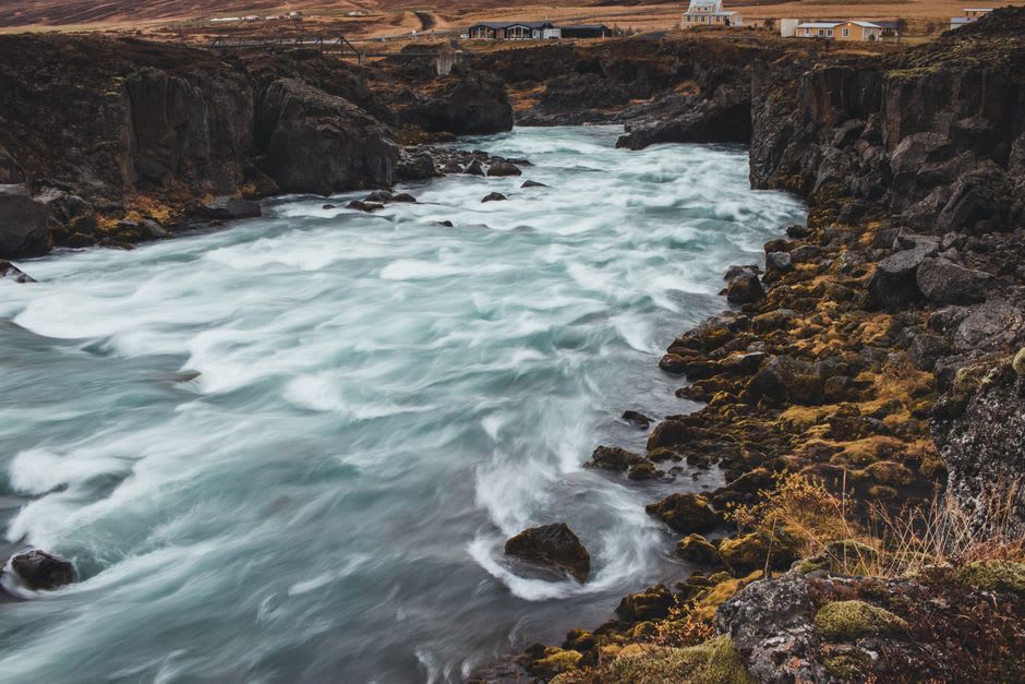 Les cascades plus douces des chutes inférieures tressées autour d'une petite île, vues depuis l'eau