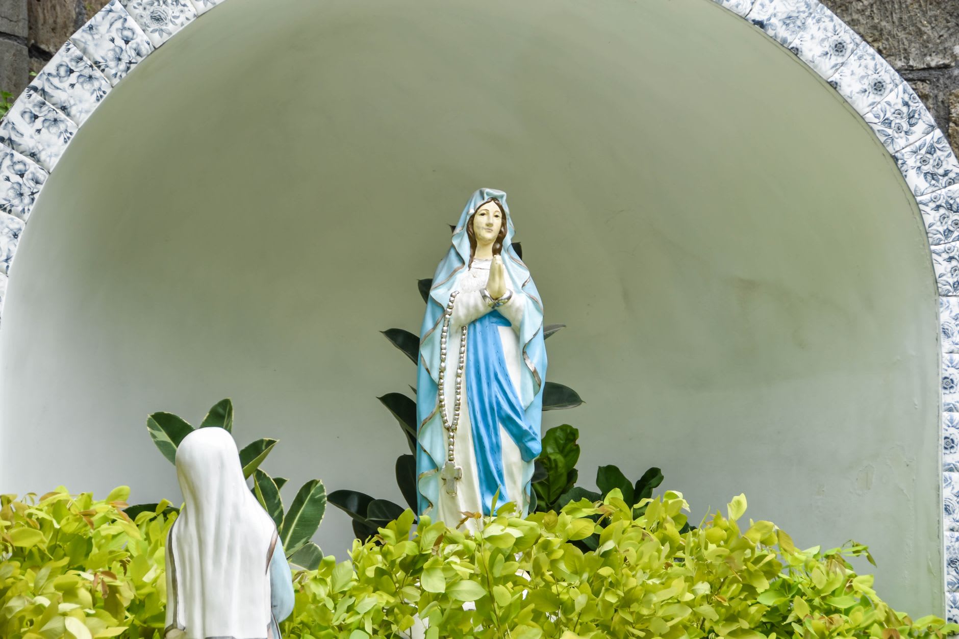 La playa de arena blanca virgen de Capesterre con agua turquesa cristalina y árboles de uva de mar proporcionando sombra natural, casi desierta a primera hora de la tarde