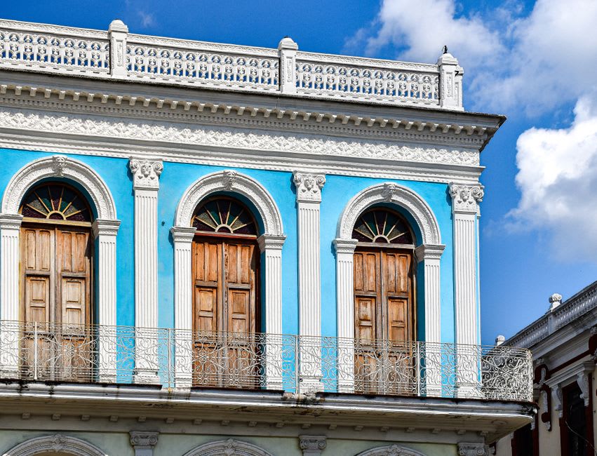 Bâtiments d'époque coloniale délavés le long d'une rue de Puerto Barrios