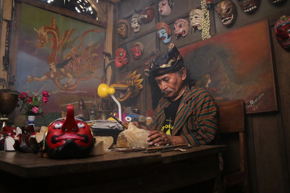Sculpteur de masques en train de travailler sur un masque de danse traditionnel dans un atelier de Totonicapán