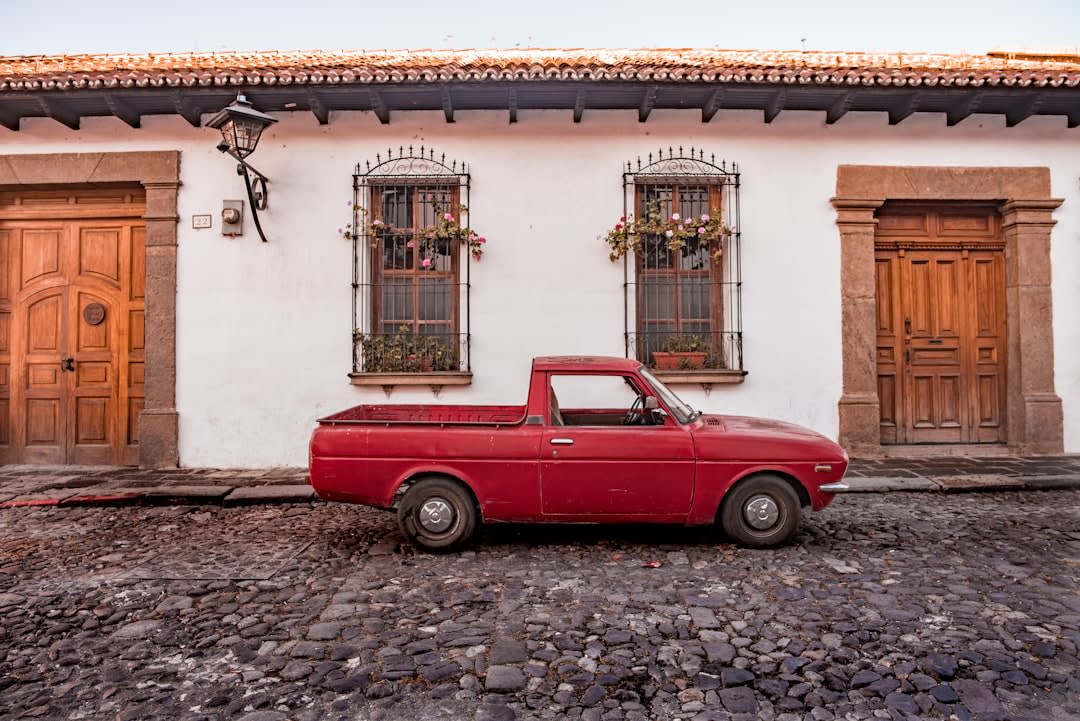 Place des hautes terres à Totonicapán avec des bâtiments municipaux de l'époque coloniale et des vendeurs maya