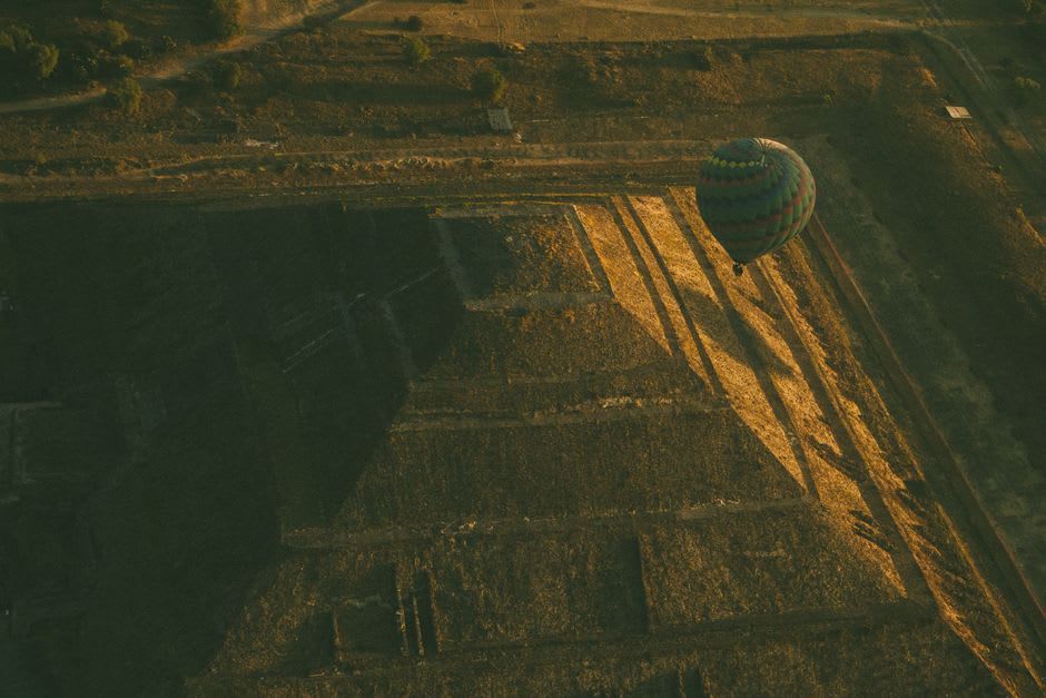 Lever de soleil sur la plateforme orientale du Groupe E, l'ancien observatoire solaire maya