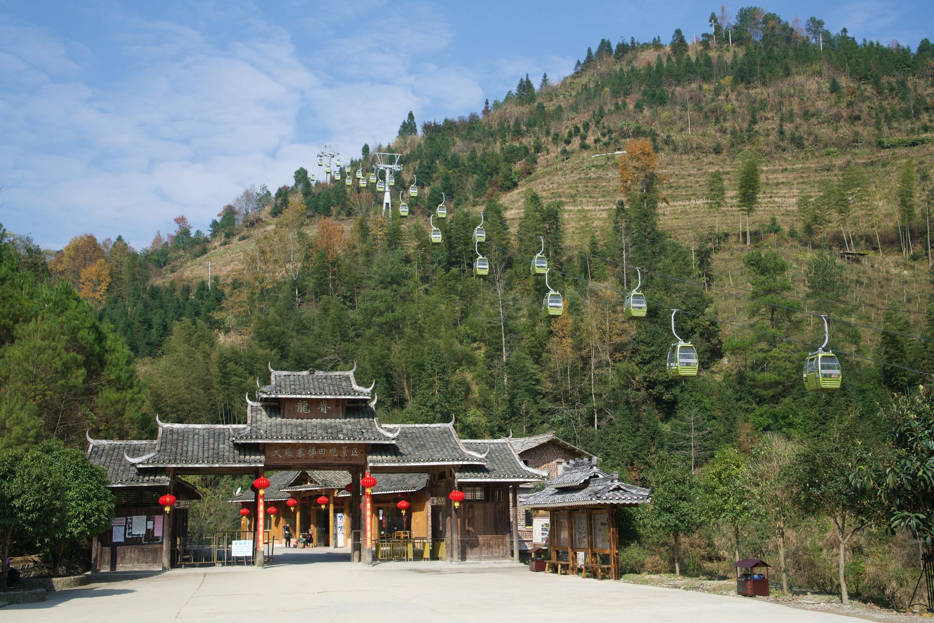 Femme Yao Rouge avec sa longue chevelure traditionnelle enroulée au sommet de la tête dans le village de Dazhai, entourée de terrasses aux couleurs d'automne
