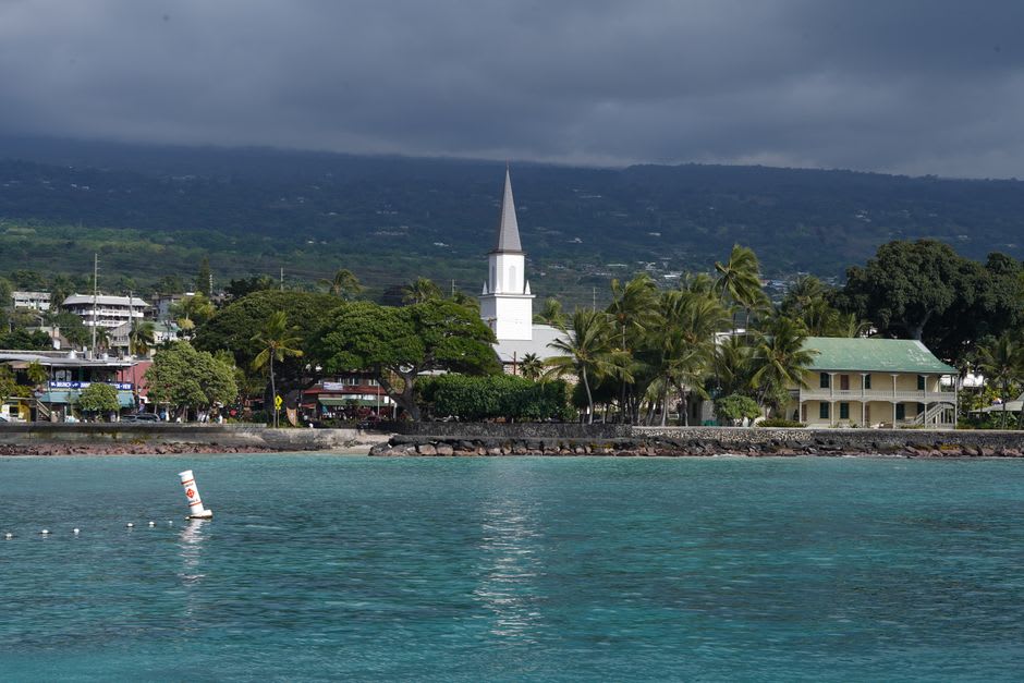 Extérieur blanc patiné et modeste clocher de l'église du Père Damien à Kalaupapa