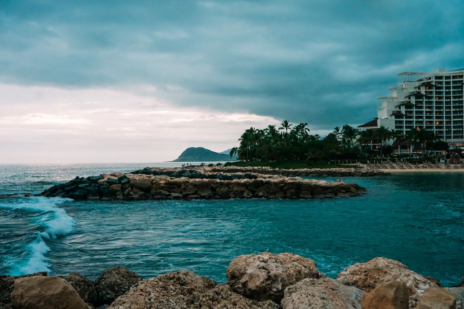Vista aérea de una de las lagunas en forma de media luna de Ko Olina, con arena bordeada de palmeras