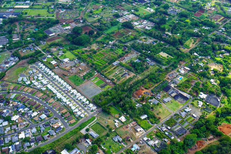 Fachadas históricas con veredas cubiertas a lo largo de Market Street en Wailuku, Maui