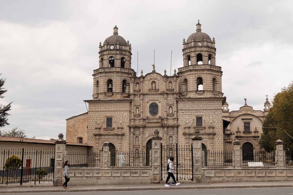 La façade baroque de la Catedral de San Miguel Arcángel de Tegucigalpa surplombant le Parque Central