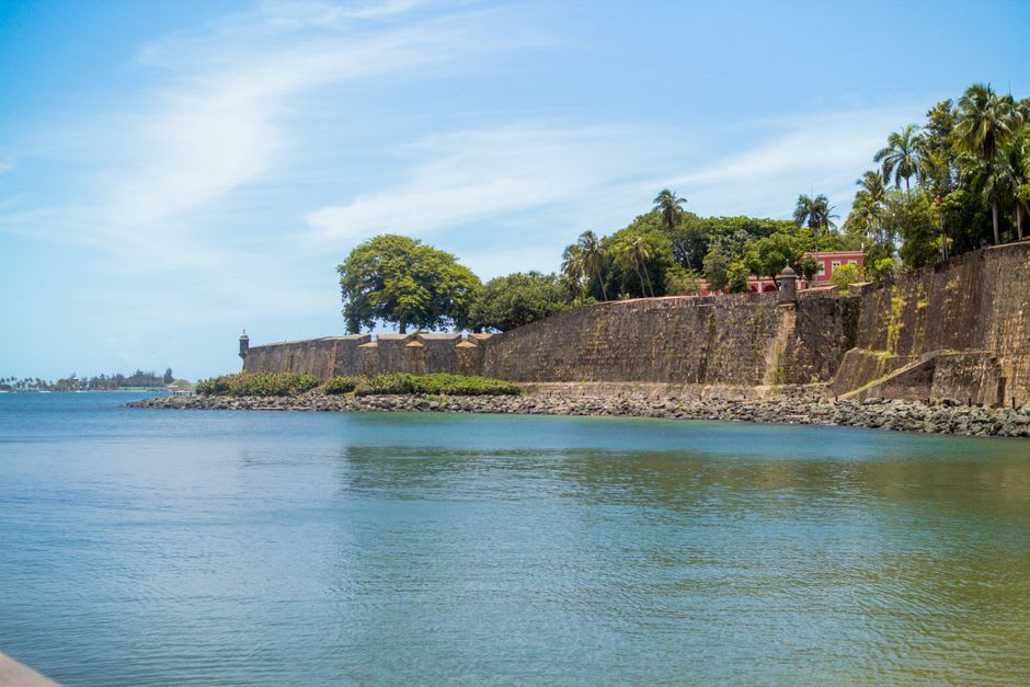Vieux canons à la Fortaleza de Santa Bárbara à Trujillo pointés vers la mer des Caraïbes
