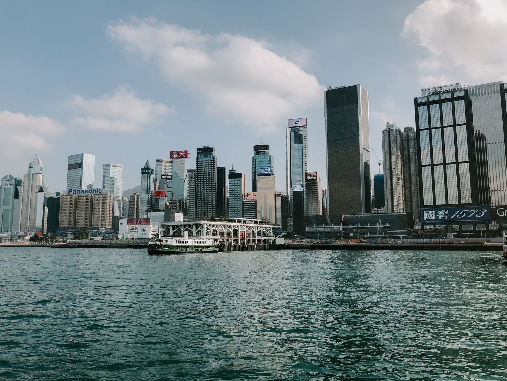 L'abri du Canon de Midi sur le front de mer de Causeway Bay, le port et Kowloon visibles au loin derrière