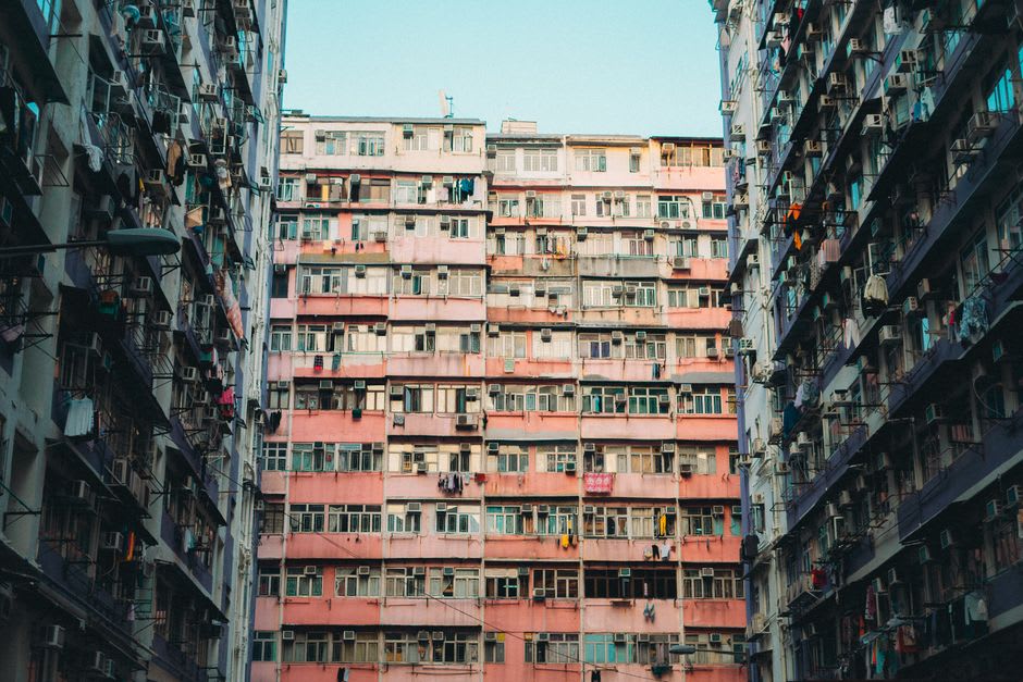 Comercios de planta baja y ferreterías bordeando la galería bajo el conjunto Monster Building en Quarry Bay