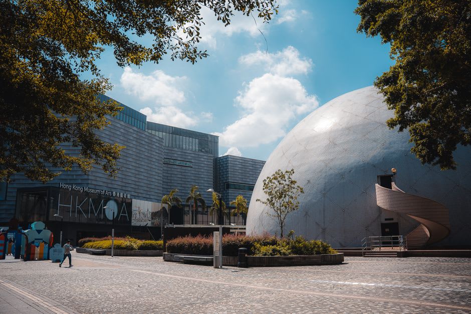 Una escena recreada de una antigua calle de Hong Kong dentro del museo, con escaparates tradicionales y letreros colgantes