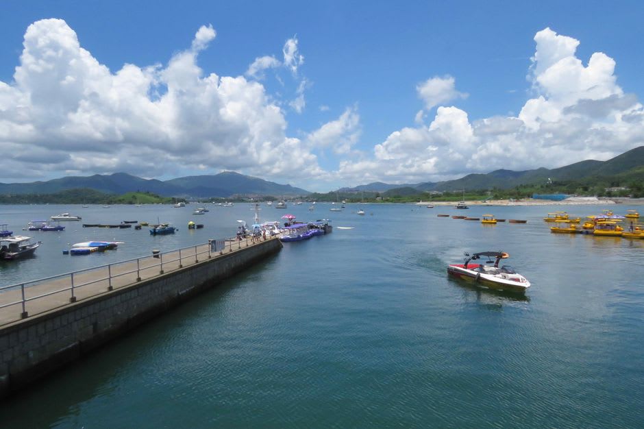 Des colonnes de roche volcanique hexagonales s'élevant de la mer au Hong Kong UNESCO Global Geopark près de Sai Kung
