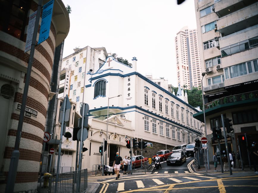 La fachada de granito de la época colonial del antiguo edificio de la Comisaría Central de Tai Kwun, en Central