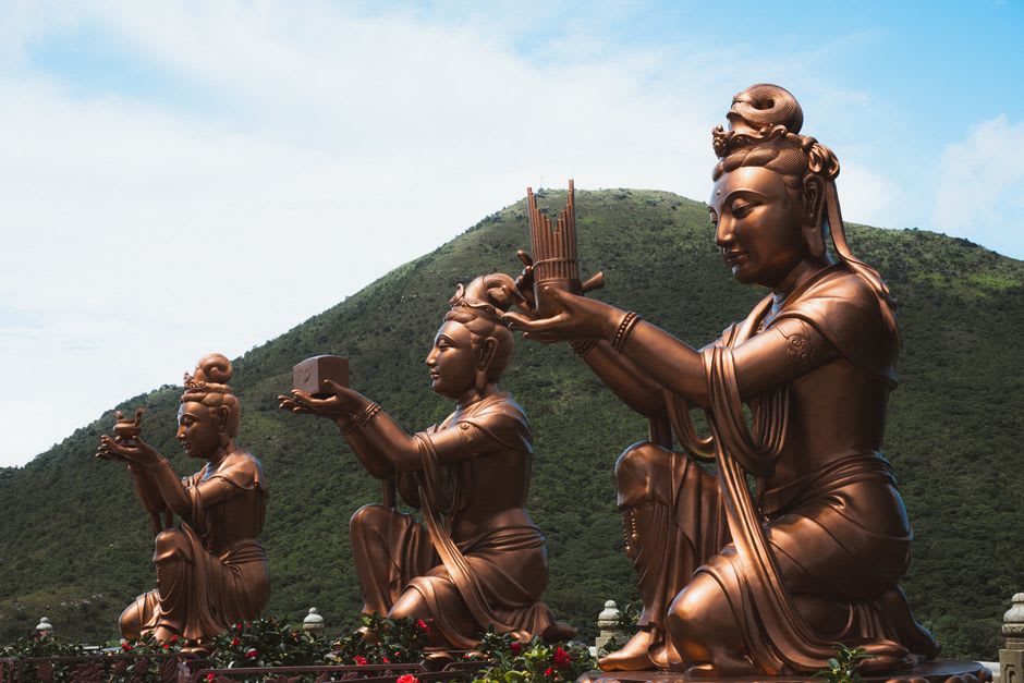 Des milliers de petites statuettes de Bouddha dorées couvrant les murs intérieurs du hall principal du sol au plafond
